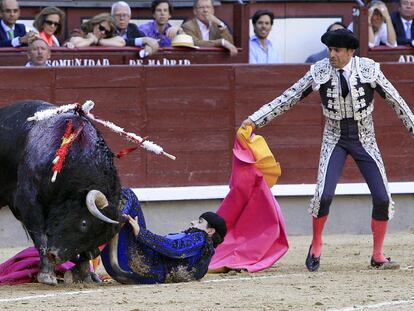 El banderillero Javier Palomeque sufre un revolcón sin consecuencias durante la lidia del segundo toro de Juan Mora.