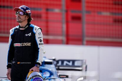 El piloto español Fernando Alonso, durante una sesión de fotos en el circuito de Bahréin.