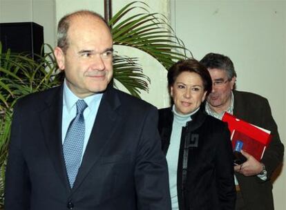 Manuel Chaves, Magdalena Álvarez y Luis Pizarro, ayer, antes del comienzo del comité director del PSOE.