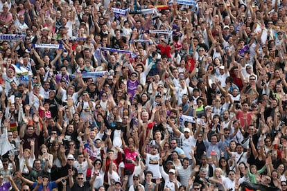 Centenares de aficionados del Real Madrid celebran la victoria de su equipo en Madrid, el 27 de mayo de 2018.