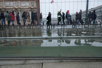 Nuevo dique de contención contra las inundaciones en la plaza de San Marcos. La ciudad también inauguró el pasado noviembre un sistema adicional de barreras que protegen la emblemática basílica de San Marcos de la llegada del 'acqua alta'.