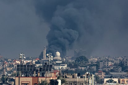 Una fotografía tomada desde Rafah muestra el humo sobre Jan Yunis, en el sur de la Franja, durante el bombardeo israelí este 3 de enero.