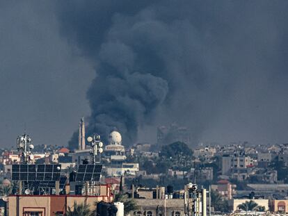 Una fotografía tomada desde Rafah muestra el humo sobre Jan Yunis, en el sur de la Franja, durante el bombardeo israelí este 3 de enero.