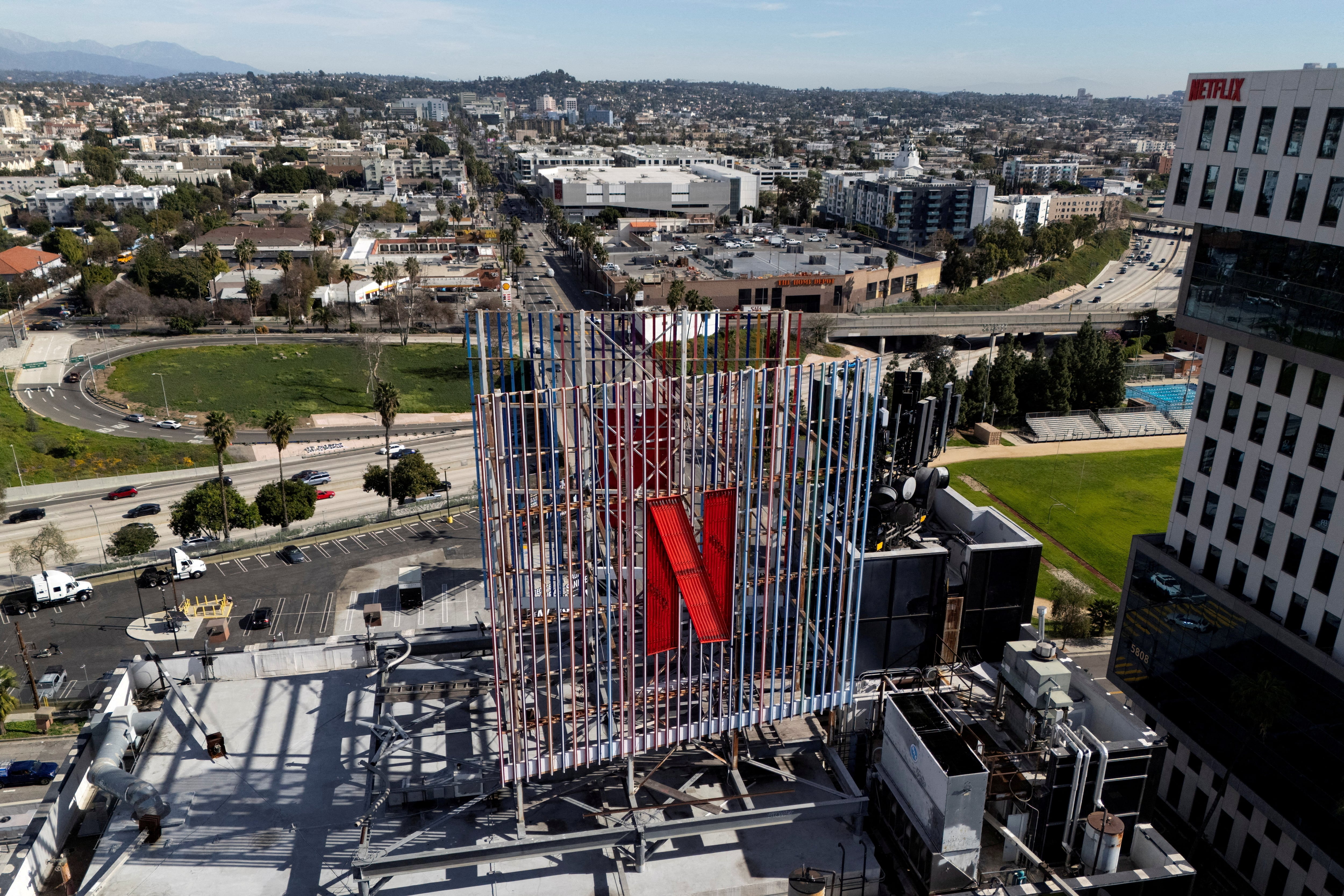 Las claves: dos grandes bancos españoles en la dura competencia por Warner Bros Discovery