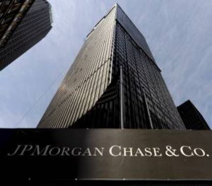 En la imagen, un cartel del banco estadounidense JPMorgan Chase en un edificio de Nueva York. EFE/Archivo
