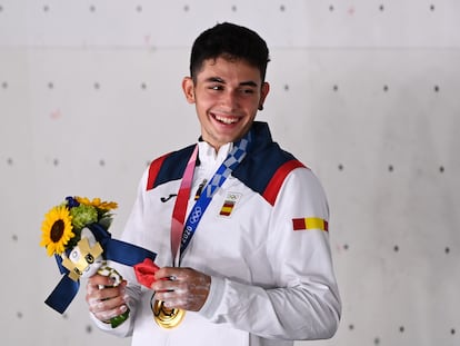 Alberto Ginés con la medalla de oro conseguida en los Juegos Olímpicos de Tokio 2020.