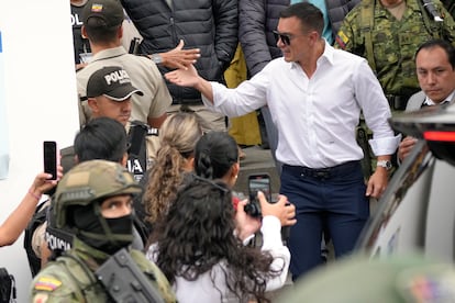 El presidente y candidato, Daniel Noboa, tras votar en un centro electoral de Quito, el domingo. 