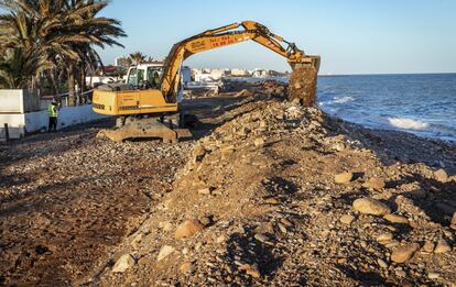 En Moncófar (Castellón), el mar engulló las playas llegando a derribar muros y algunas fachadas de casas. Este miércoles se levantaban muros de tierra para protegerlas.