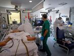 Healthcare workers in protective suits attend a COVID-19 patient at the Intensive Care Unit (ICU) of the Ramon y Cajal Hospital in Madrid on October 15, 2020. (Photo by OSCAR DEL POZO / AFP)