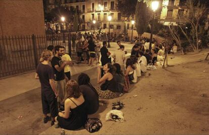 J&oacute;venes haciendo botell&oacute;n en la plaza del 2 de mayo en 2010.