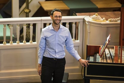 Benjamin Alard agradece los aplausos en la Lutherse Kerk de Utrecht.