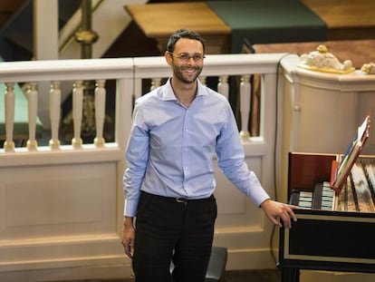 Benjamin Alard agradece los aplausos en la Lutherse Kerk de Utrecht.