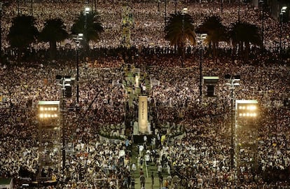 Cientos de miles de personas se congregan en el parque Victoria de Hong Kong para conmemorar la matanza en la plaza de Tiananmen. Hace veinticinco años, el 4 de junio 1989 las tropas chinas reprimieron a los manifestantes pro-democracia.