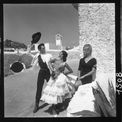 Brigitte Bardot contempla a una pareja de ‘bailaores’ flamencos en La Carihuela de Torremolinos en un descanso del rodaje de ‘Los joyeros del claro de luna’.