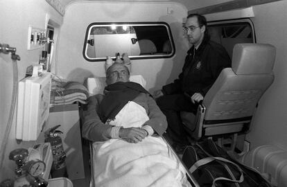 Ruiz Mateos sale en ambulancia de la prisión de Alcalá Meco a causa de una gripe cogida en prisión, el 10 de enero de 1997.