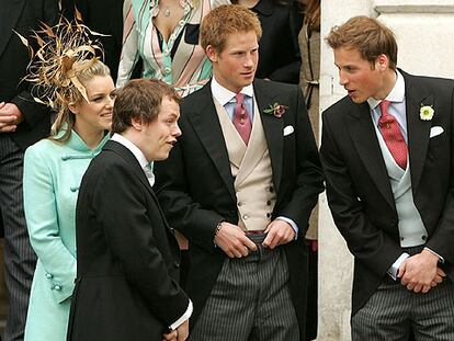 Los príncipes Guillermo (derecha) y Enrique, hijos de Diana, conversan con Tom y Laura, hijos de Camila.