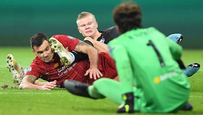 Haland y Lovren pugnan por el balón ante Becker.