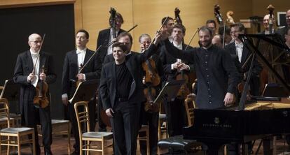 El pianista Javier Perianes con la Orquesta Sinfónica de Galicia.