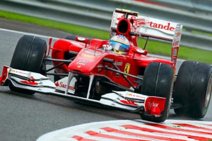 Fernando Alonso conduce su Ferrari durante los entrenamientos libres del Gran Premio de Bélgica.