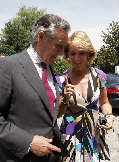 Miguel Blesa y Esperanza Aguirre se dirigen al encuentro.