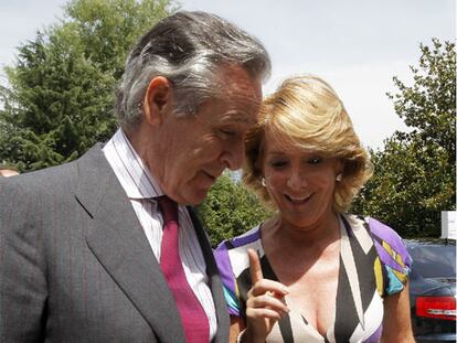 Miguel Blesa y Esperanza Aguirre se dirigen al encuentro.