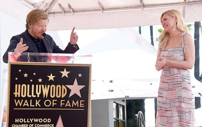 Jesse Plemons y Kirsten Dunst durante la inauguración de la estrella de la actriz en el famoso Paseo de la Fama de Hollywood, en 2019. 