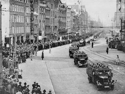 Tropas nazíes desfilan por el centro de Ámsterdam, en una imagen datada alrededor de 1940.