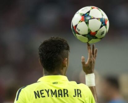 Neymar juega con el balón.
