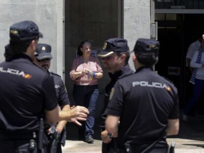 Agentes frente a la Delegaci&oacute;n de Salud en M&aacute;laga tras el suceso.