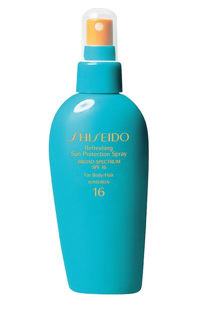 Proteger tu melena del sol es uno de los rituales de belleza más importantes de la temporada estival. En Shiseido te proponen este protector en spray que además de hidratar tu pelo refresca tu cuerpo.