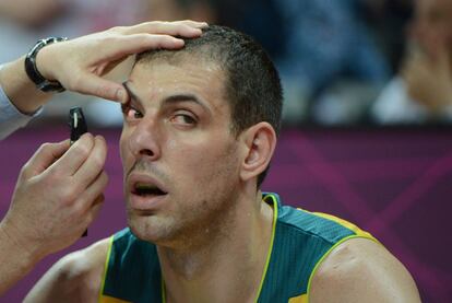 El australiano Aleks Maric recibe atención médica durante el partido.