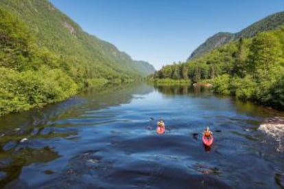 Ruta en kayak en el parque nacional de Jacques-Cartier, en la región de Quebec (Canadá).