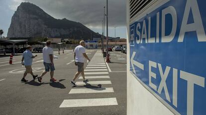 Entrada a Gibraltar con el Pe&ntilde;&oacute;n al fondo.
 