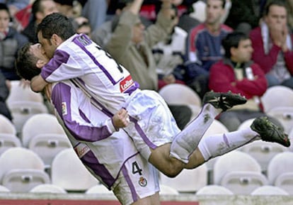 Marcos abraza a Jesús tras el gol de éste, el tercero del Valladolid.