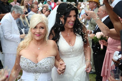 Samantha Fox y Linda Birgitte Olsen el día de su boda en Londres, el 18 de junio de 2022.