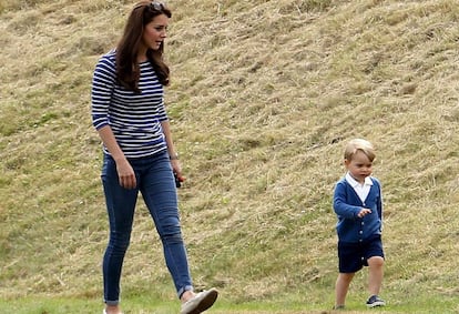 Kate Middleton y el príncipe Jorge en un partido de polo en 2015.