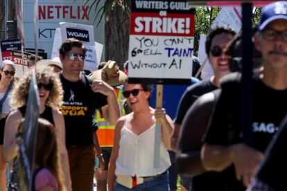 Manifestación de actores en huelga frente a las oficinas de Netflix en Los Ángeles.