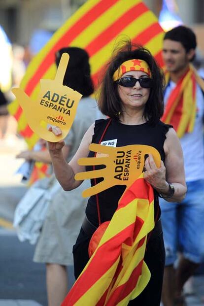 ERC ha repartido manos, con el letrero 'Adiós España'.