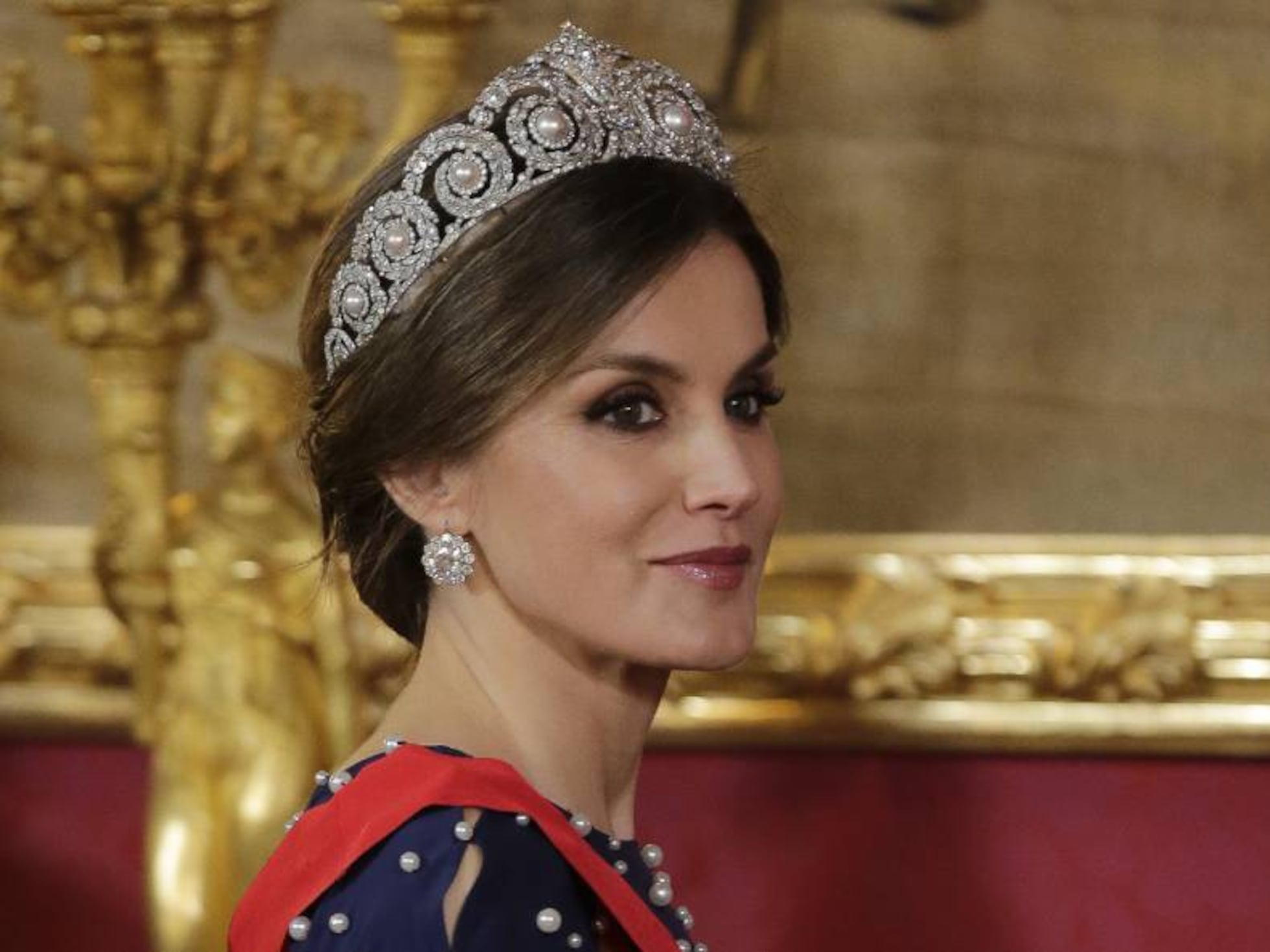 La Reina hace un guiño a doña Sofía al estrenar una de sus tiaras | Gente | EL PAÍS