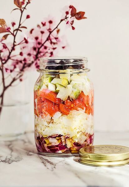 <p><b>El potente sabor ácido</b> y la textura crujiente de la manzana Granny Smith la hacen perfecta para combinar con ensaladas de hoja verde, acompañadas de quesos o ahumados. Además, tardan mucho en oscurecerse, con lo que si se consume en un tiempo prudencial no es necesario mojarla con limón, algo que la volvería demasiado ácida.</p> <p><em>Ingredientes:</em> Para 4 personas: 300 gramos de bacalao desalado desmigado, 2 manzanas ácidas verdes (tipo Granny Smith), 3 tomates grandes tipo raf o corazón de buey, una cebolla morada grande, 80 gramos de aceitunas negras, 4 cucharadas de vinagre de manzana, 6 cucharadas de aceite de oliva virgen extra, sal, pimienta.</p> <p><em>Preparación:</em> 1. Pelar la cebolla, cortarla en juliana fina y ponerla en un bol con la mitad del vinagre durante media hora para que pierda fuerza. 2. Pelar y picar el tomate en dados medianos. 3. En un tarro, plato o fuente (si se va a hacer una sola ración para compartir) hacer una base con la cebolla, poner encima el bacalao, después el tomate y encima de todo la manzana a dados cortada en el último momento y sin pelar. 4. Regar con una vinagreta hecha con el resto del vinagre, el aceite de oliva, sal y pimienta.</p>