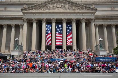 Una multitud se concentra en el edificio de los Archivos Nacionales en Washington para seguir el desfile del Día de la Independencia.