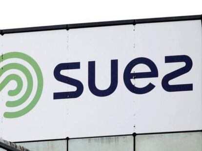 Logotipo de Suez en lo alto de un edificio en Rueil-Malmaison, Francia. Foto de archivo.