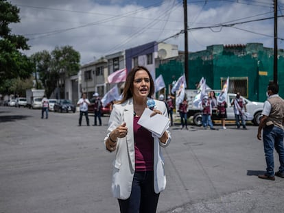 La candidata Clara Luz Flores habla a la prensa durante un evento en la colonia Industrial, en Monterrey.