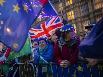 Partidarios del Brexit y de la UE se manifiestan frente al Parlamento británico.