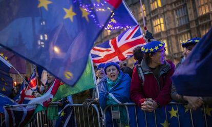 Partidarios del Brexit y de la UE se manifiestan frente al Parlamento británico.