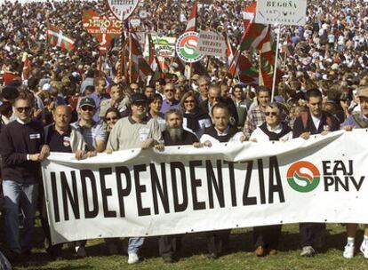 Marcha del Alderdi Eguna (Día del Partido) de 2002 en las campas de Altube (Álava).