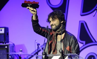 El cantante Quique Gonz&aacute;lez recoge el premio al mejor disco del a&ntilde;o de la revista Rolling Stone.