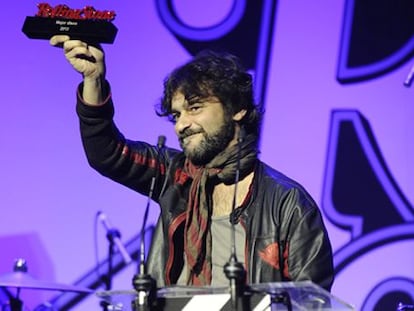 El cantante Quique Gonz&aacute;lez recoge el premio al mejor disco del a&ntilde;o de la revista Rolling Stone.