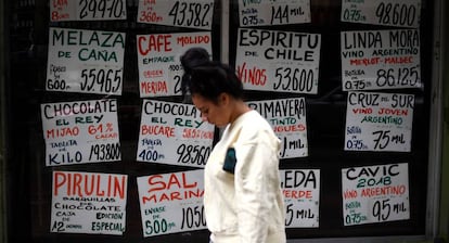 Una mujer anda frente a un escaparate en Caracas (Venezuela). 