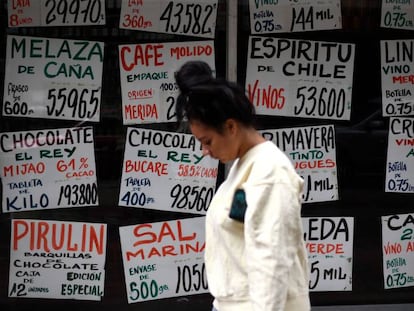 Una mujer anda frente a un escaparate en Caracas (Venezuela). 